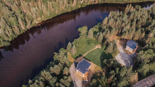 Riviere-Rouge House | Modern Waterfront Cottage on the Rouge River & Spa