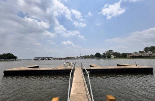 Walden on Lake Conroe Apartment | Modern Waterfront Gem with Breathtaking water views