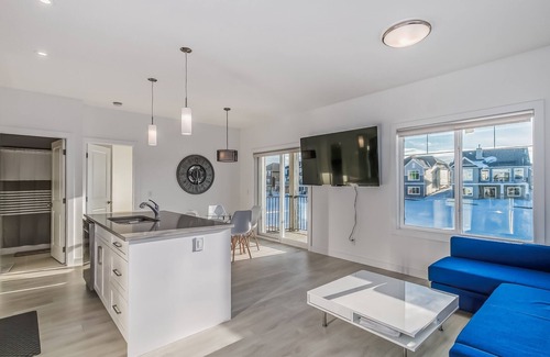 Airdrie House | Modern Waterfront Home 9Km long Canal with beautiful views. Feel like a resort