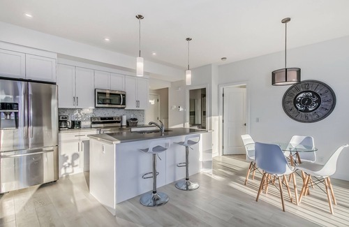 Airdrie House | Modern Waterfront Home 9Km long Canal with beautiful views. Feel like a resort