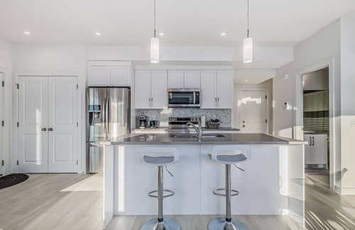 Airdrie House | Modern Waterfront Home 9Km long Canal with beautiful views. Feel like a resort