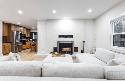 Fairhope House | Modern Waterfront Retreat, Dual Kitchens, 3500SF, Pet Friendly