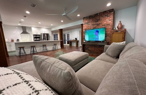 Fairhope House | Modern Waterfront Retreat, Dual Kitchens, 3500SF, Pet Friendly