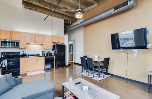 West Loop Apartment | Modern West Loop Gem-City Views & Prime Location 4
