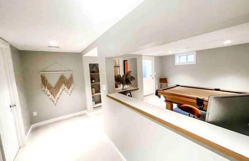 Westport Apartment | Modern Westport Studio with Pool Table & Lounge