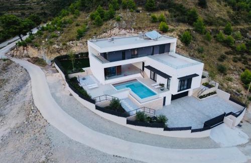 Klis Villa | Moderna villa "Split na dlanu" s grijanim bazenom
