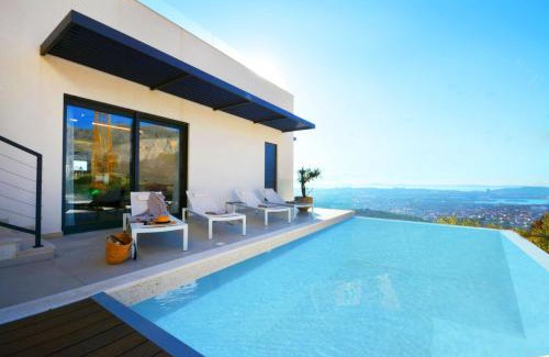 Klis Villa | Moderna villa "Split na dlanu" s grijanim bazenom