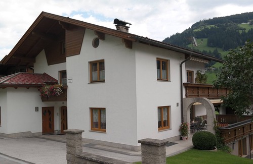 Schwendau Apartment | Moderne Ferienwohnung mit Terrasse und Trockenraum Schibusanbindung in Haus-nähe
