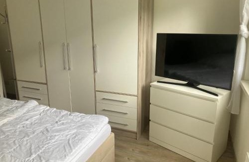 Mucheln Apartment | Moderne Ferienwohnung mit Seeblick und Balkon im EG