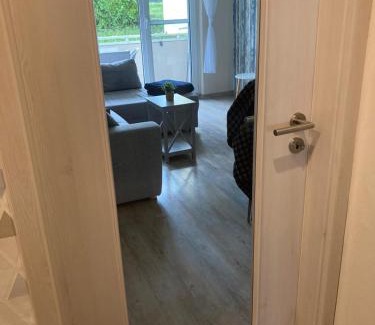 Mucheln Apartment | Moderne Ferienwohnung mit Seeblick und Balkon im EG