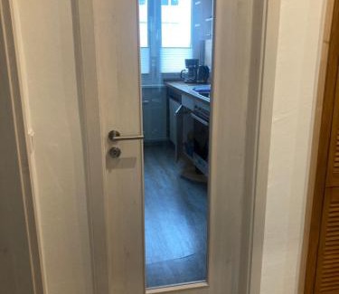 Mucheln Apartment | Moderne Ferienwohnung mit Seeblick und Balkon im EG