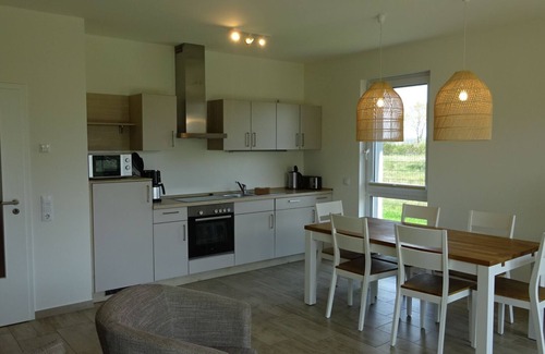 Garz Apartment | Modernes Appartment mit Terrasse im Grünen und Frühstückssonne