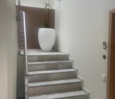 Bernstadt Apartment | Modernes & gepflegtes Hotelzimmer mit Küche!