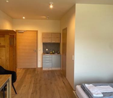 Bernstadt Apartment | Modernes & gepflegtes Hotelzimmer mit Küche!
