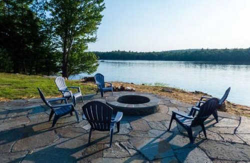 Monticello House | Modernist Lakefront Sojourn