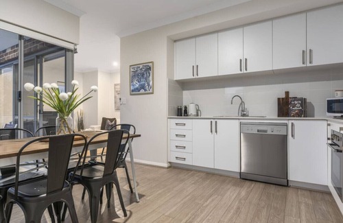 Bassendean Apartment | Modernista Getaway: Your Airport Retreat