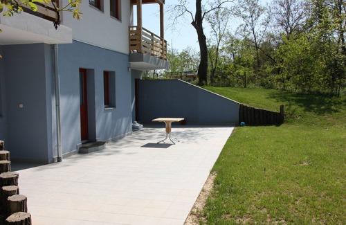 Szolad Villa | Modernly furnished, detached basement villa with spacious garden. Three bedrooms, two bathrooms.