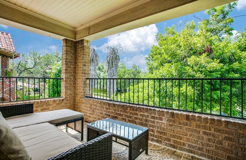 Uptown Apartment | Modernly renovated 2B apartment with impressionist art theme