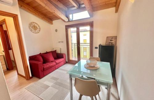 Certosa Apartment | Moderno con Design caldo e accogliente, con parcheggio gratuito e balcone privato, vicino a Fiere, Eventi e Concerti