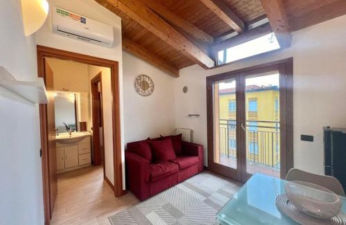 Certosa Apartment | Moderno con Design caldo e accogliente, con parcheggio gratuito e balcone privato, vicino a Fiere, Eventi e Concerti