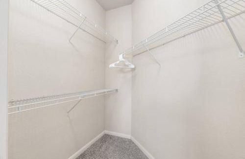 Lazybrook/Timbergrove Apartment | Modish King Bed w/Pool & Gym