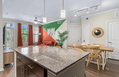 Lazybrook/Timbergrove Apartment | Modish King Bed w/Pool & Gym