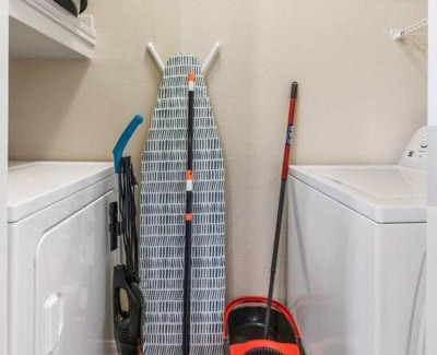 Lazybrook/Timbergrove Apartment | Modish King Bed w/Pool & Gym