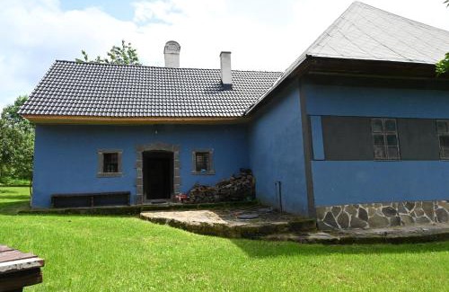 Pliesovce House | Modrá chalupa
