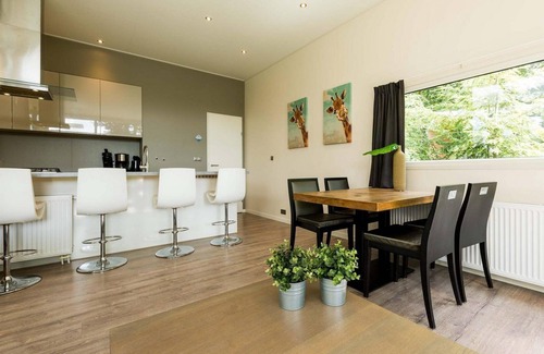 Lunteren Ski Chalet | ✓ Module II at Landgoed de Scheleberg ✓ Vacation house for 4 people ✓ Located in Lunteren (Gelderland) ✓ Vacation park in the Veluwe ✓ Book directly with the park