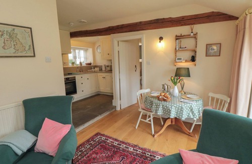 Scawton Cottage | MOLE END, romantic, with open fire in Helmsley