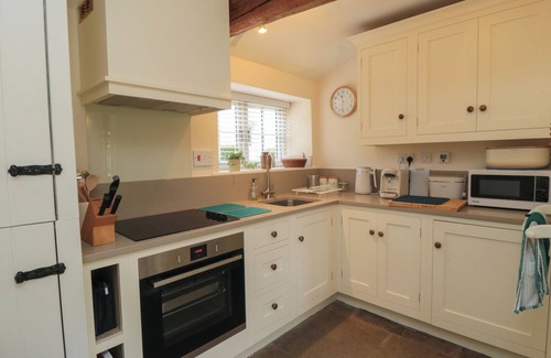 Scawton Cottage | MOLE END, romantic, with open fire in Helmsley