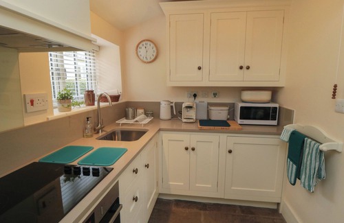 Scawton Cottage | MOLE END, romantic, with open fire in Helmsley