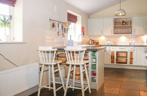 East Woodyates Cottage | MOLES COTTAGE, pet friendly, with open fire in Sixpenny Handley