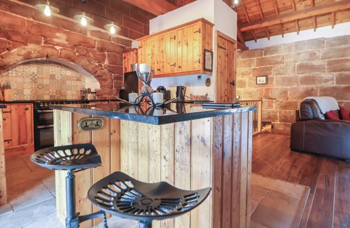 Elton Cottage | MONASTERY HALL, pet friendly, with open fire in Elton, Cheshire