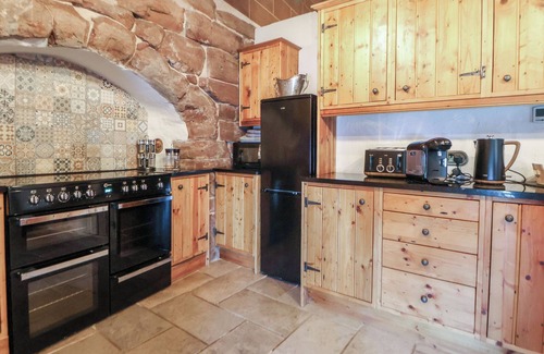 Elton Cottage | MONASTERY HALL, pet friendly, with open fire in Elton, Cheshire
