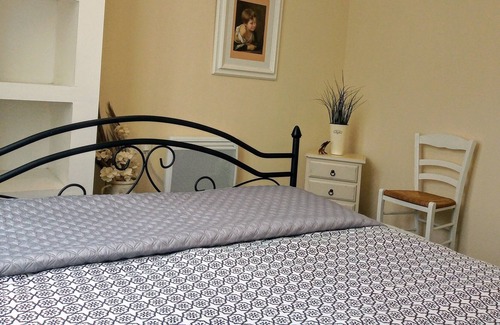 Mailhac-sur-Benaize Cottage | Mondon Holiday Cottage with a Lake View
