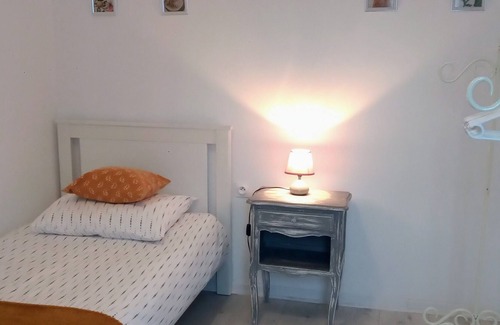 Mailhac-sur-Benaize Cottage | Mondon Holiday Cottage with a Lake View
