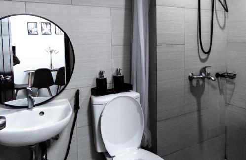Muntinlupa Apartment | Monochromatic studio with Netflix & Pool access.