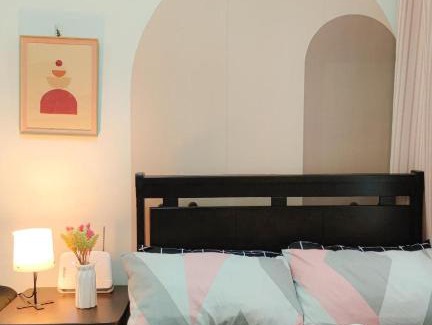 Muntinlupa Apartment | Monochromatic studio with Netflix & Pool access.
