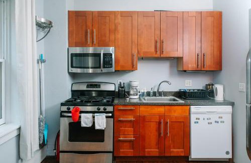 Allegheny-West Apartment | MONOPOLY - Prime-Location - Walkable - Sleeps 6