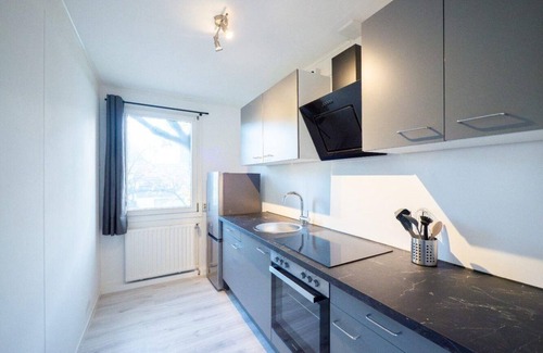 Ahrensburg Apartment | Monteurwohnung für 5 Personen mit Balkon & Küche – Ahrensburg Nähe Hamburg