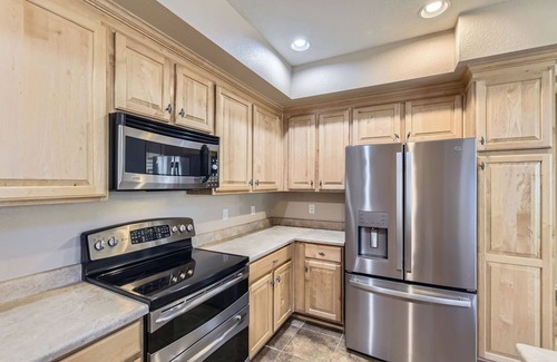 Southridge Condo | Monthly Rental condo w/garage