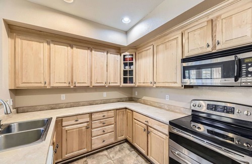 Southridge Condo | Monthly Rental condo w/garage