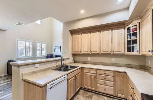 Southridge Condo | Monthly Rental condo w/garage