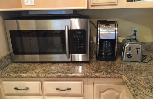 Sawtelle Villa | MONTHLY RENTALS - 2BD, 1 BA, BUNGALOW FOR 9! !