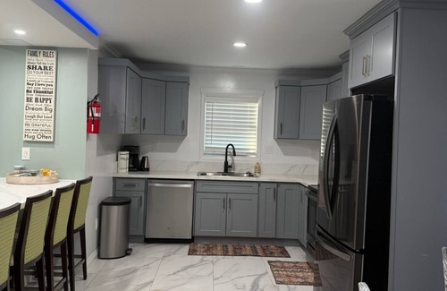 Ellendale House | MONTHLY STAYS- 8BR/4BA Brick Estate with Private attached Guest House