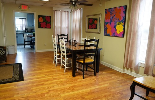 Memphis House | Monthly Stays- 9BR/3.5 BA Memphis Steps from Beale St & Midtown!