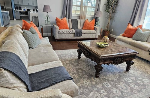 Memphis House | MONTHLY STAYS -Massive 13 BR Private Pool, Hot Tub, Casita- Abundant Parking