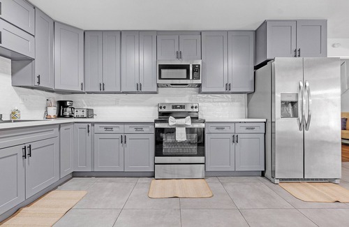 Walnut Grove House | MONTHLY STAYS-Peaceful & Cozy 5 BR Home, Near Shelby Farms Park.