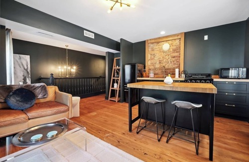 Belmont House | Montrose Manor- In the heart of Belmont!